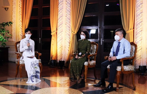 Chủ tịch Ủy ban MTTQ Việt Nam Thành phố Hồ Chí Minh Tô Thị Bích Châu (ở giữa) và bác sỹ Trần Thanh Linh giao lưu tại chương trình. Ảnh: Xuân Khu/TTXVN