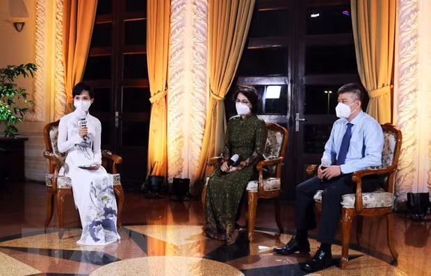 Chủ tịch Ủy ban MTTQ Việt Nam Thành phố Hồ Chí Minh Tô Thị Bích Châu (ở giữa) và bác sỹ Trần Thanh Linh giao lưu tại chương trình. Ảnh: Xuân Khu/TTXVN