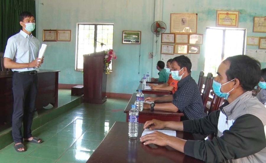 Một buổi tuyên truyền pháp luật cho người dân xã Kon Chiêng. Ảnh: Hà Phương