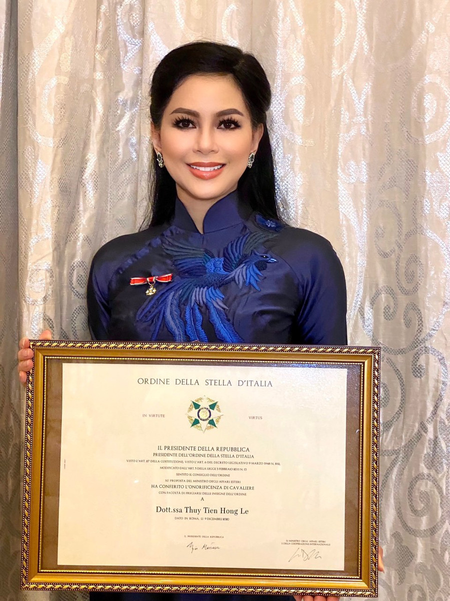 Doanh nhân Lê Hồng Thủy Tiên vinh dự nhận Huân chương công trạng - Tước hiệu Hiệp sĩ do Tổng thống Cộng hòa Ý tặng. Ảnh: IPPG  Doanh nhân Lê Hồng Thủy Tiên vinh dự nhận Huân chương công trạng - Tước hiệu Hiệp sĩ do Tổng thống Cộng hòa Ý tặng. Ảnh: IPPG