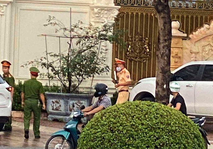  Lực lượng công an khám xét nhà đại gia Ngô Văn Phát chiều ngày 8-9-2020