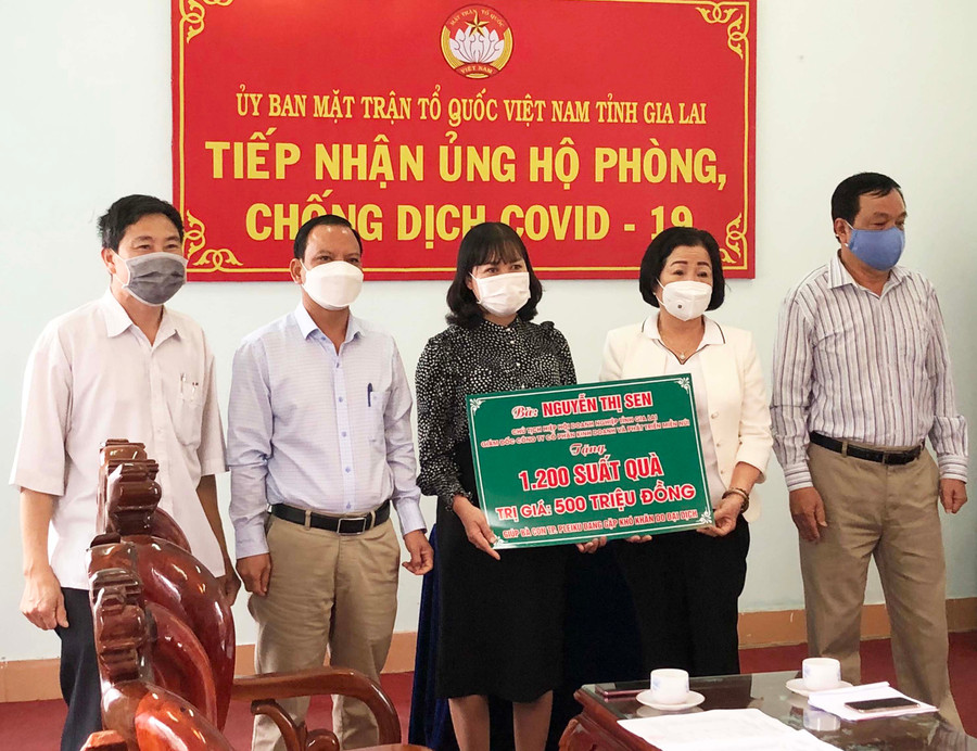 Doanh nhân Nguyễn Thị Sen (thứ 2 từ phải sang)-Giám đốc Công ty cổ phần kinh doanh và phát triển Miền núi tặng 1.200 suất quà có tổng trị giá 500 triệu đồng hỗ trợ các hộ khó khăn trên địa bàn TP. Pleiku. Ảnh: C.T.V