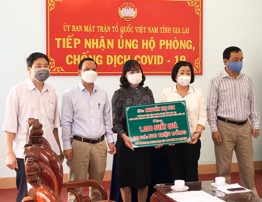 Doanh nhân Nguyễn Thị Sen (thứ 2 từ phải sang)-Giám đốc Công ty cổ phần kinh doanh và phát triển Miền núi tặng 1.200 suất quà có tổng trị giá 500 triệu đồng hỗ trợ các hộ khó khăn trên địa bàn TP. Pleiku. Ảnh: C.T.V