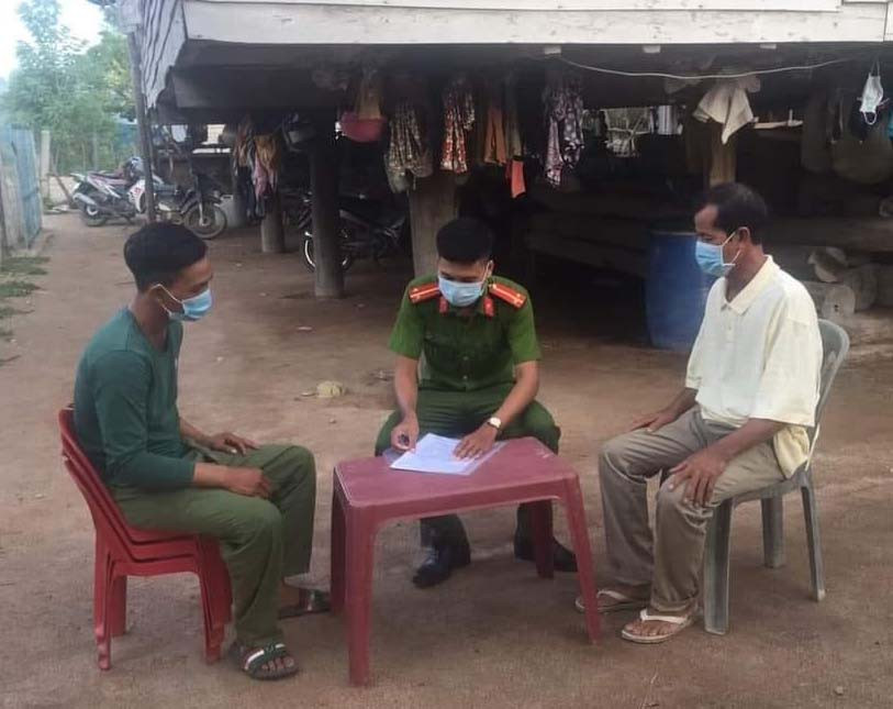 Cán bộ Công an xã Ia Hiao tuyên truyền, vận động thanh niên và gia đình ký cam kết không vi phạm pháp luật. Ảnh: Nguyên Hương