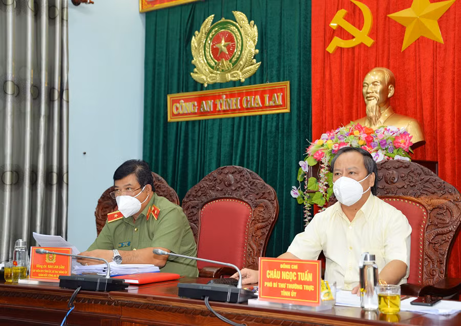  Đồng chí Châu Ngọc Tuấn-Phó Bí thư Thường trực Tỉnh ủy và Thiếu tướng, Tiến sĩ Rah Lan Lâm – Ủy viên BTV Tỉnh ủy, Bí thư Đảng ủy, Giám đốc Công an tỉnh chủ trì tại điểm cầu truyền hình Công an tỉnh Gia Lai. Ảnh: Lê Ánh