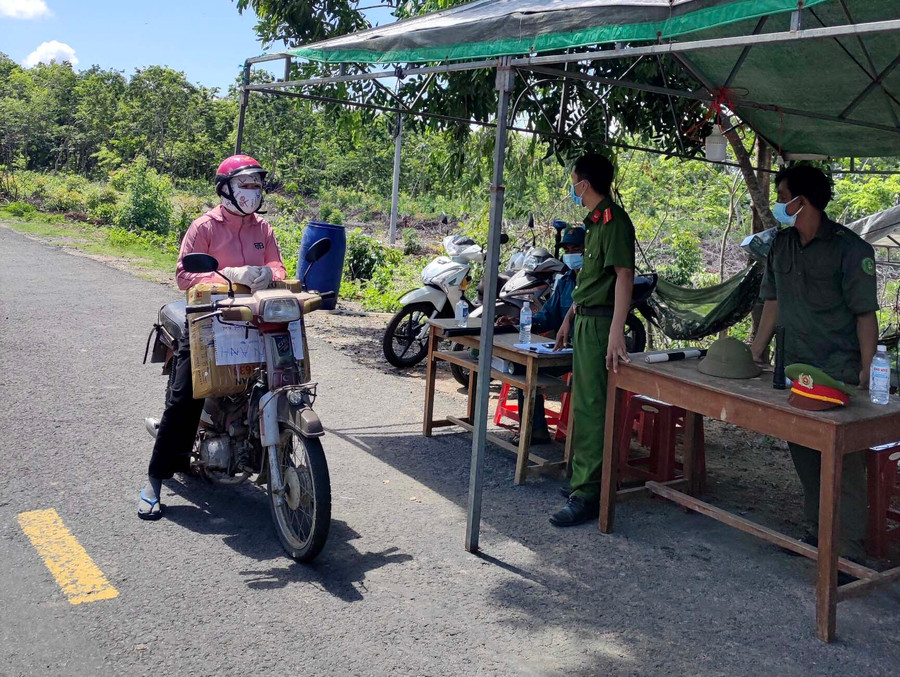 Lực lượng trực chốt kiểm soát phòng-chống dịch Covid-19 kiểm tra người và phương tiện ra vào thị trấn Phú Túc (huyện Krông Pa). Ảnh: Ngô Mạo