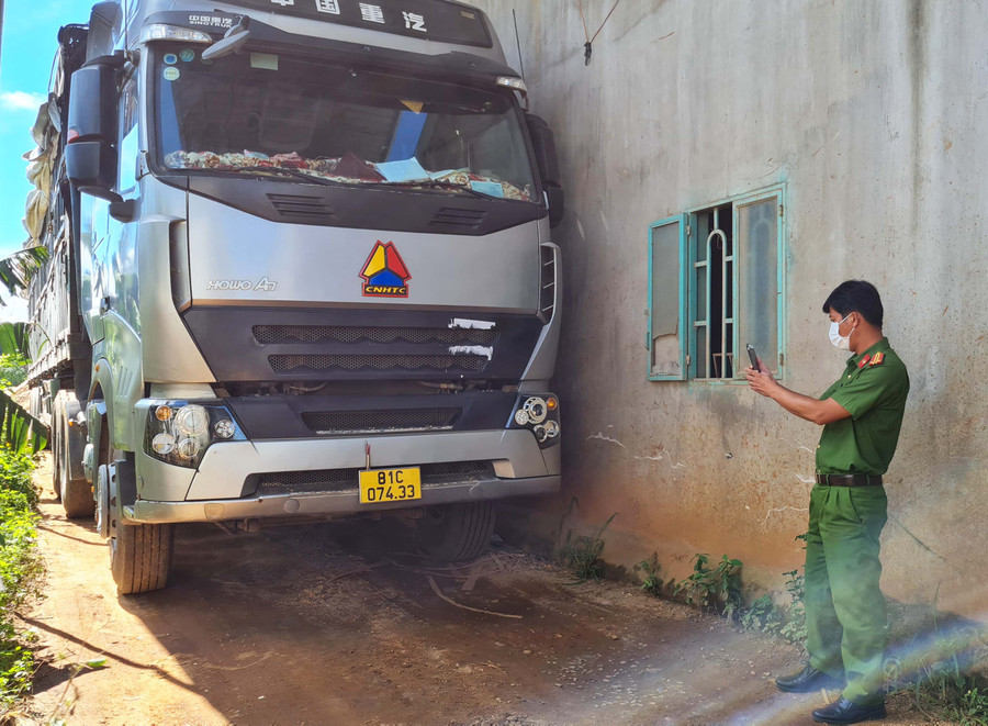 Công an xã Tân Sơn kiểm tra phương tiện vi phạm tại 32 Phạm Hùng (thôn 9, xã Tân Sơn, TP. Pleiku). Ảnh: Bá Bính