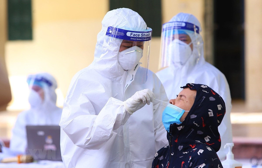 Nhân viên y tế lấy mẫu xét nghiệm và tiêm vaccine từ ngày 10-15/9. (Ảnh: Hoàng Hiếu/TTXVN)  Nhân viên y tế lấy mẫu xét nghiệm và tiêm vaccine từ ngày 10-15/9. (Ảnh: Hoàng Hiếu/TTXVN) Trưa 11/9: Hà Nội thêm 28 ca mắc COVID-19, 3 ca tại cộng đồng