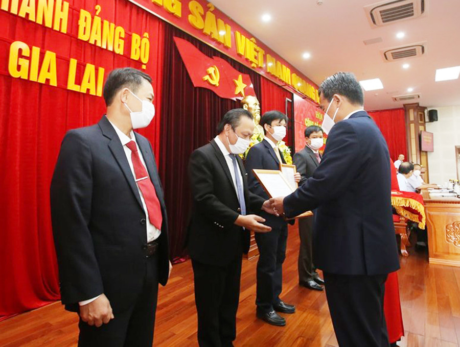 Bí thư Tỉnh ủy Hồ Văn Niên trao Quyết định của Ban Thường vụ Tỉnh ủy điều động ông Nguyễn Bá Thạch đến nhận công tác tại Sở Xây dựng. Ảnh: Tấn Thi Bí thư Tỉnh ủy Hồ Văn Niên trao Quyết định của Ban Thường vụ Tỉnh ủy cho ông Nguyễn Bá Thạch. Ảnh: Tấn Thi