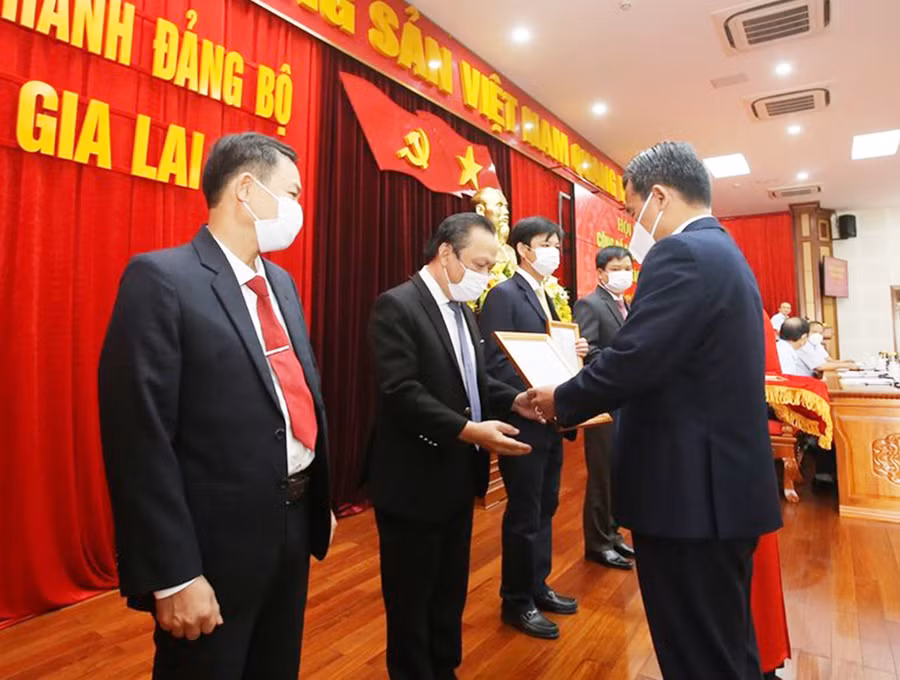 Bí thư Tỉnh ủy Hồ Văn Niên trao Quyết định của Ban Thường vụ Tỉnh ủy cho ông Nguyễn Bá Thạch. Ảnh: Tấn Thi