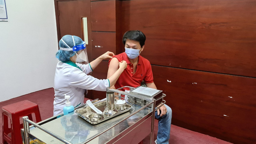 Tổng đài 1022 sẽ giải đáp, tư vấn cho người dân về tình trạng sức khỏe, việc tiêm chủng Covid-19... Ảnh: Lâm Viên