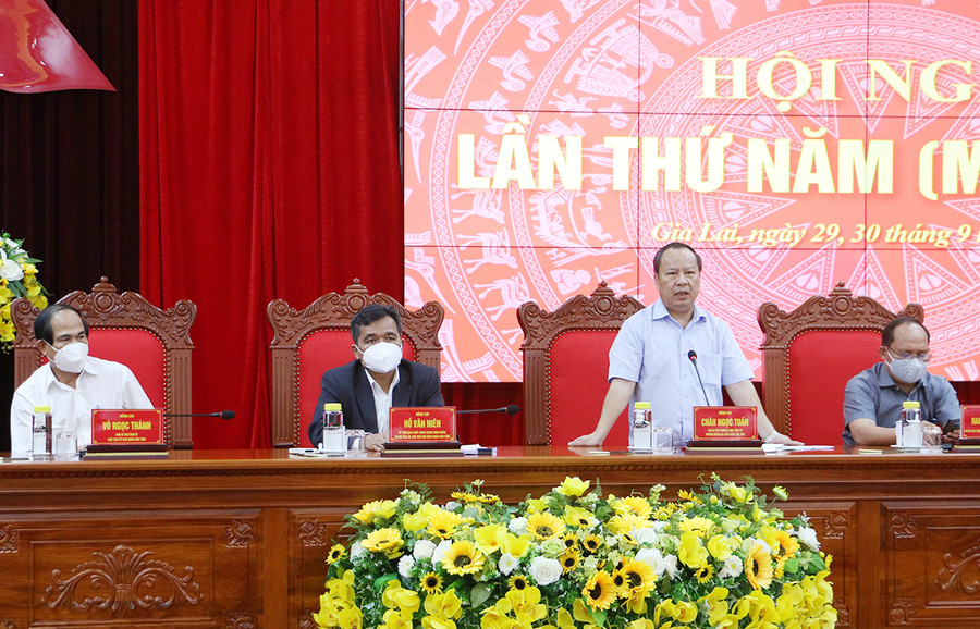 Các đồng chí Thường trực Tỉnh ủy chủ trì hội nghị. Ảnh: Tấn Thi Các đồng chí Thường trực Tỉnh ủy chủ trì hội nghị. Ảnh: Quang Tấn