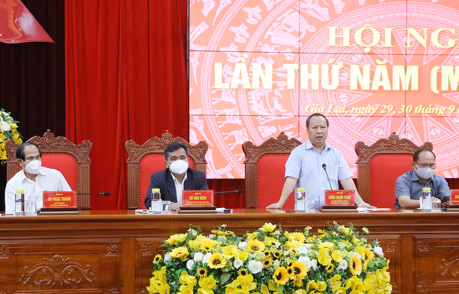 Các đồng chí Thường trực Tỉnh ủy chủ trì hội nghị. Ảnh: Quang Tấn