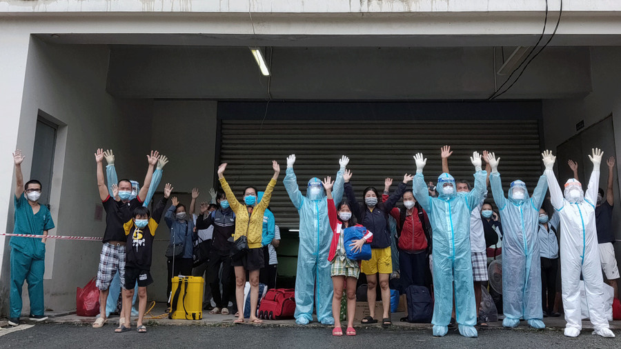 Bệnh nhân xuất viện tại Bệnh viện dã chiến số 12. Ảnh: Như Lịch