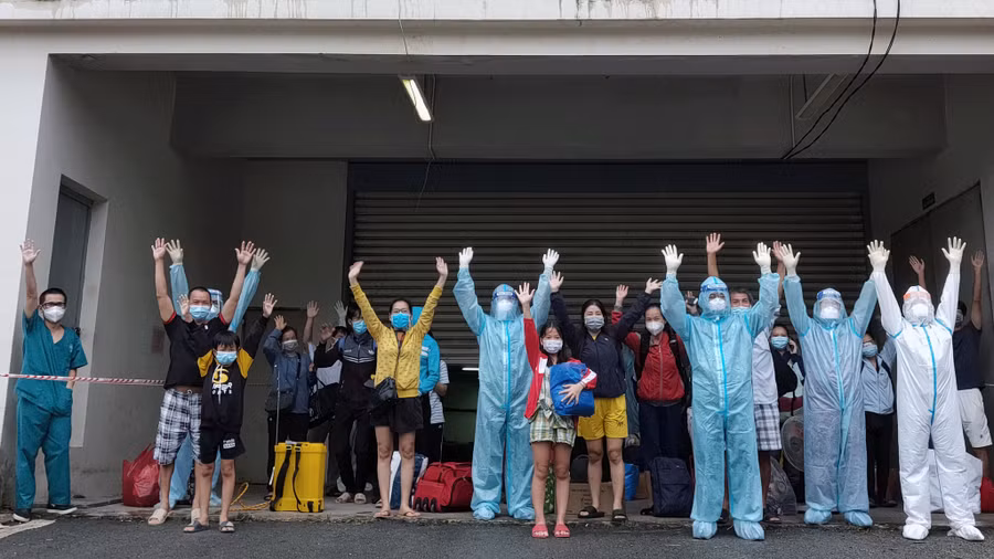 Bệnh nhân xuất viện tại Bệnh viện dã chiến số 12. Ảnh: Như Lịch