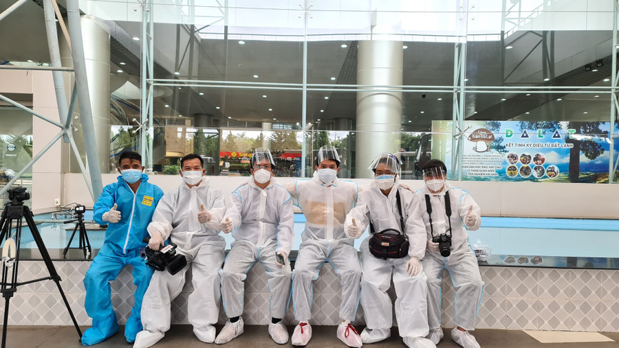 Nhiều nhà báo tác nghiệp tại sân bay Liên Khương sáng 4.9 được yêu cầu tự cách ly tại nhà để phòng dịch, sau khi phát hiện 2 vợ chồng thai phụ dương tính với Covid-19. Ảnh: Lâm Viên