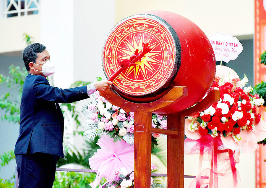 Đồng chí Hồ Văn Niên-Ủy viên Ban Chấp hành Trung ương Đảng, Bí thư Tỉnh ủy, Chủ tịch HĐND tỉnh đánh hồi trống khai trường. Ảnh: Đức Thụy Ảnh Đức Thụy