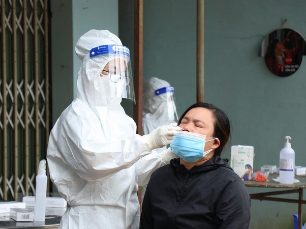 Lực lượng y tế xét nghiệm sàng lọc trên diện rộng tại thị xã Buôn Hồ. (Ảnh: Tuấn Anh/TTXVN)