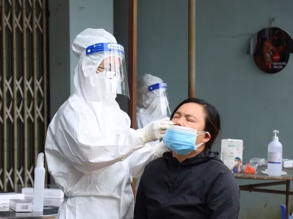 Lực lượng y tế xét nghiệm sàng lọc trên diện rộng tại thị xã Buôn Hồ. (Ảnh: Tuấn Anh/TTXVN)