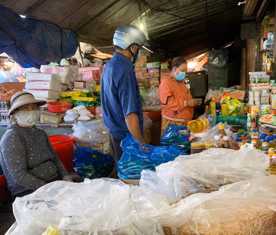 Người dân thị trấn Phú Túc (huyện Krông Pa) thực hiện nghiêm quy định về đeo khẩu trang và giữ khoảng cách khi đi chợ. Ảnh: Vũ Chi 2Người dân thực hiện nghiêm quy định về đeo khẩu trang và giữ khoảng cách khi đi chợ.Ảnh.Vũ Chi.jpg