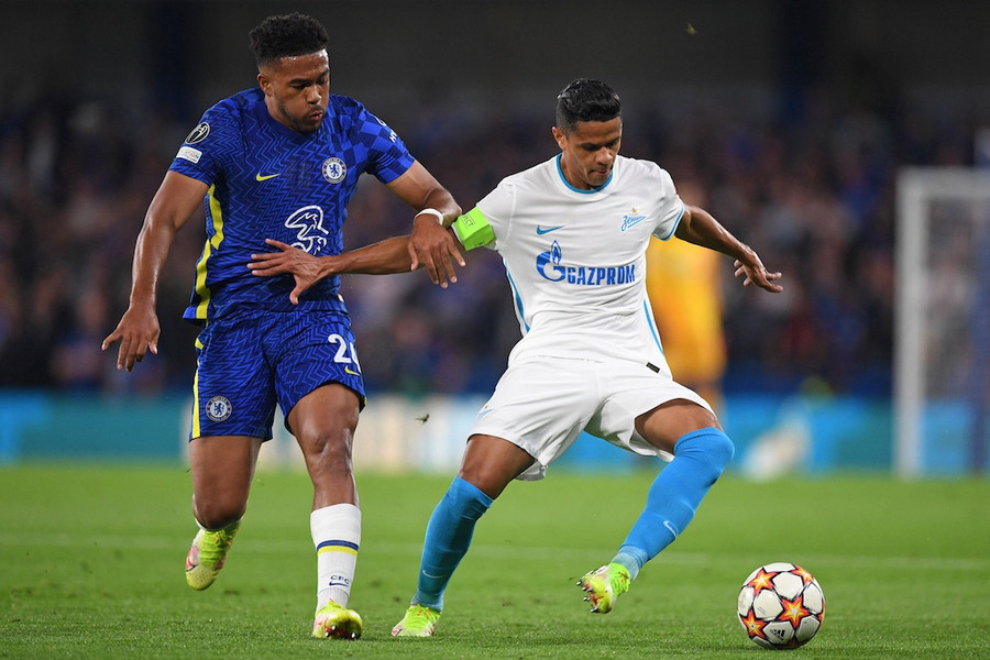 Chelsea (trái) đã có trận đấu khá bế tắc trước Zenit. Ảnh: AFP