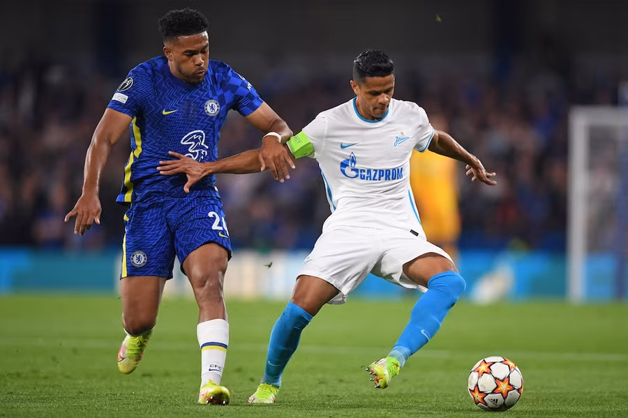 Chelsea (trái) đã có trận đấu khá bế tắc trước Zenit. Ảnh: AFP