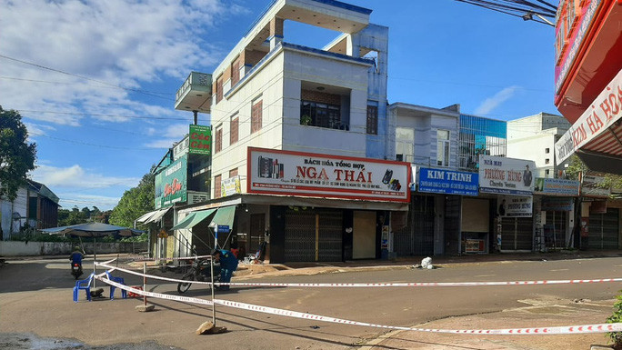 Cơ quan chức năng phong tỏa một khu vực liên quan đến bệnh nhân Covid-19 ở thị xã Buôn Hồ. Ảnh N.C