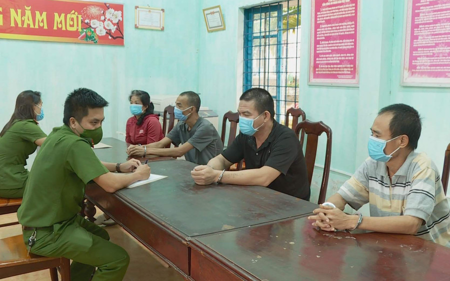 Một số bị can trong nhóm cá độ bóng đá tại cơ quan công an. Ảnh: CÔNG AN CUNG CẤP Một số bị can trong nhóm cá độ bóng đá tại cơ quan công an. Ảnh: CÔNG AN CUNG CẤP