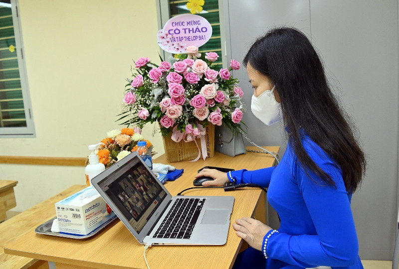 Ngay khi kết thúc lễ khai giảng được truyền hình trực tiếp, các nhà trường tổ chức sinh hoạt lớp đầu năm học theo hình thức trực tuyến trên hệ thống dạy học trực tuyến hiện có của từng đơn vị. (Ảnh: Duy Linh)