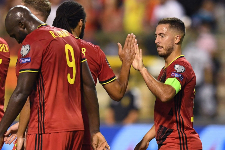 Hazard (phải) ghi bàn đầu tiên cho tuyển Bỉ kể từ khi bị hành hạ chấn thương từ năm 2019. Ảnh: AFP