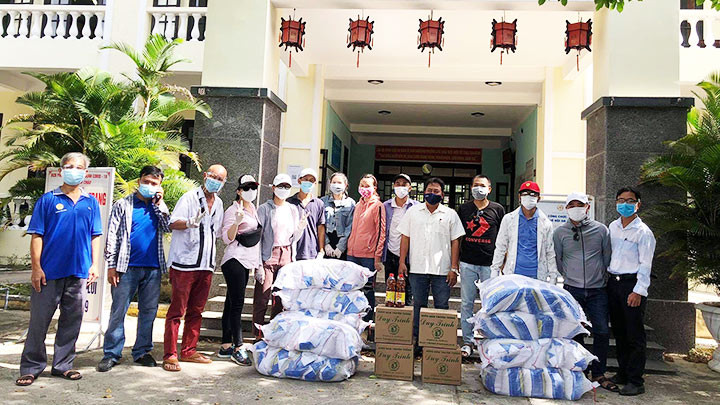 Nhóm thiện nguyện chuẩn bị lên đường.