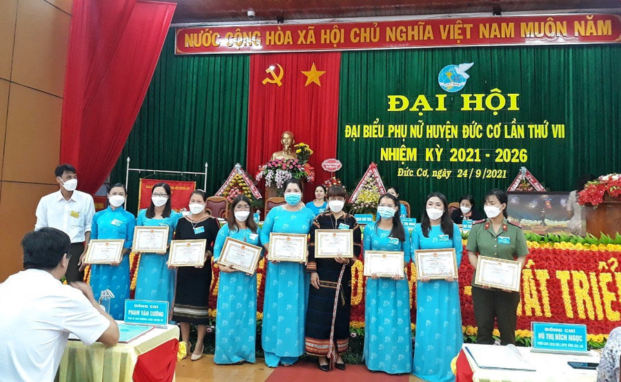 Khen thưởng các tập thể, cá nhân có nhiều đóng góp phong hoạt động hội và phong trào phụ nữ. Ảnh: Nguyên Bình