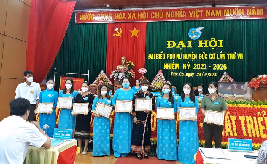 Khen thưởng các tập thể, cá nhân có nhiều đóng góp phong hoạt động hội và phong trào phụ nữ. Ảnh: Nguyên Bình