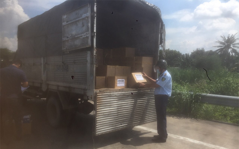 Đội Quản lý thị trường số 2 tỉnh Tiền Giang kiểm tra thực tế lô hàng máy đo nồng độ oxy trong máu. (Ảnh: Tổng cục Quản lý thị trường)