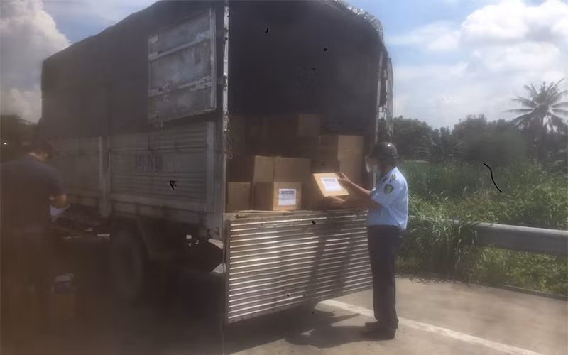 Đội Quản lý thị trường số 2 tỉnh Tiền Giang kiểm tra thực tế lô hàng máy đo nồng độ oxy trong máu. (Ảnh: Tổng cục Quản lý thị trường)