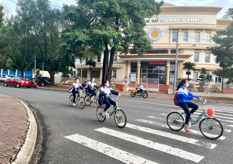 Từ sáng sớm 20-9, nhiều học sinh Pleiku đã hân hoan đạp xe đến trường. Ảnh: Mộc Trà
