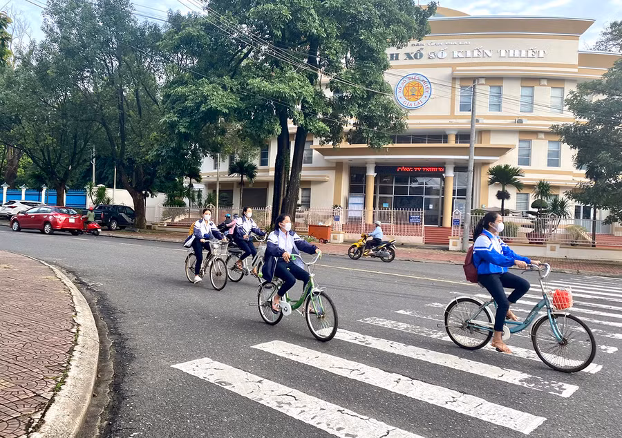 Từ sáng sớm 20-9, nhiều học sinh Pleiku đã hân hoan đạp xe đến trường. Ảnh: Mộc Trà