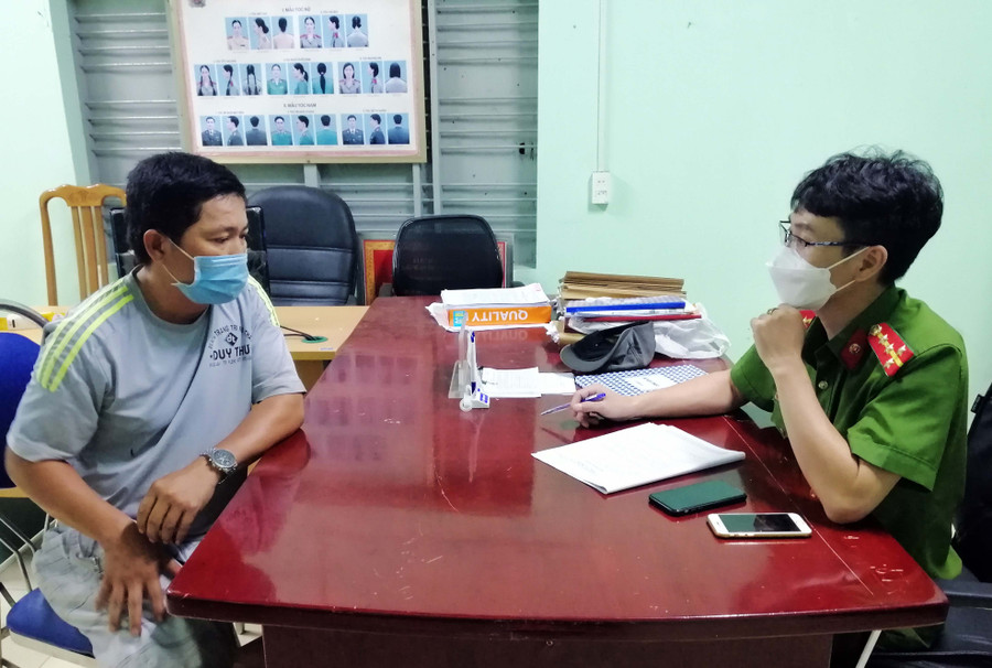 Tài xế Nguyễn Văn Đức làm việc với lực lượng Công an. Ảnh: Lê Ánh