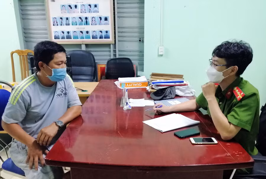 Tài xế Nguyễn Văn Đức làm việc với lực lượng Công an. Ảnh: Lê Ánh