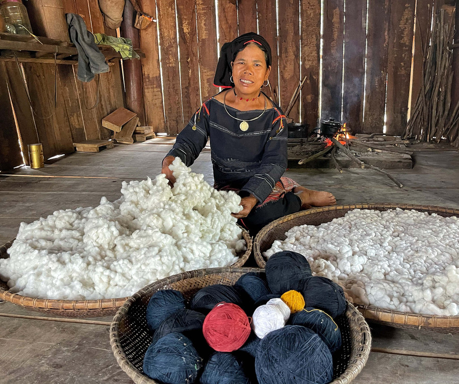 Những tri thức cổ truyền của nghề dệt như trồng bông, kéo sợi, nhuộm màu, dệt vải được nữ nghệ nhân Đinh Thị Lăm (làng Kgiang, xã Kông Lơng Khơng, huyện Kbang) gìn giữ, sáng tạo qua bao thử thách thời gian. Ảnh: Hoàng Ngọc