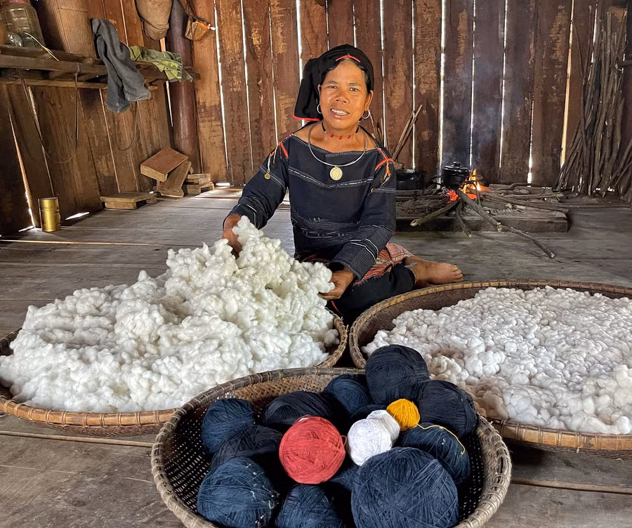 Những tri thức cổ truyền của nghề dệt như trồng bông, kéo sợi, nhuộm màu, dệt vải được nữ nghệ nhân Đinh Thị Lăm (làng Kgiang, xã Kông Lơng Khơng, huyện Kbang) gìn giữ, sáng tạo qua bao thử thách thời gian. Ảnh: Hoàng Ngọc