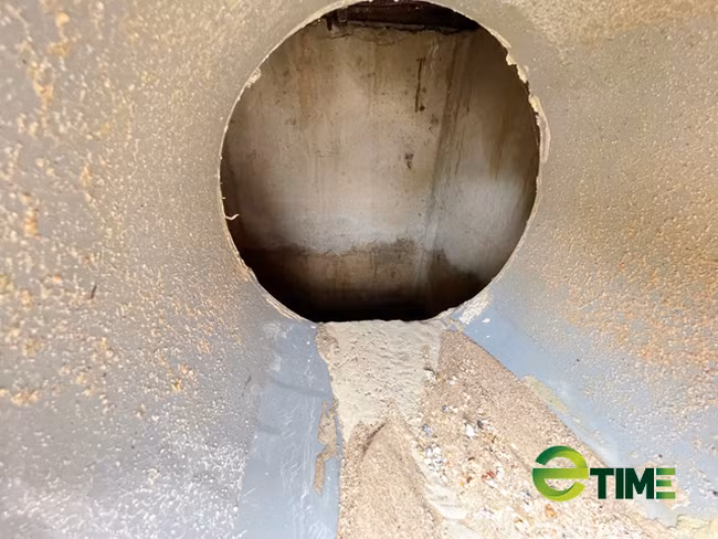 Một điểm ống rút nước từ đường xuống cống. Ảnh: Nhiệt Băng