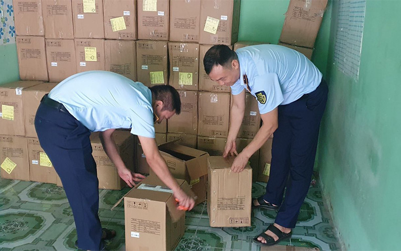 Lực lượng chức năng tỉnh Hưng Yên kiểm tra và tạm giữ 3.000 thiết bị đo nồng độ oxy và nhịp tim không rõ nguồn gốc xuất xứ. Ảnh: Tổng cục Quản lý thị trường