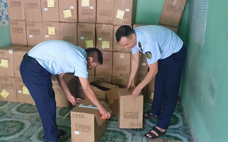 Lực lượng chức năng tỉnh Hưng Yên kiểm tra và tạm giữ 3.000 thiết bị đo nồng độ oxy và nhịp tim không rõ nguồn gốc xuất xứ. Ảnh: Tổng cục Quản lý thị trường