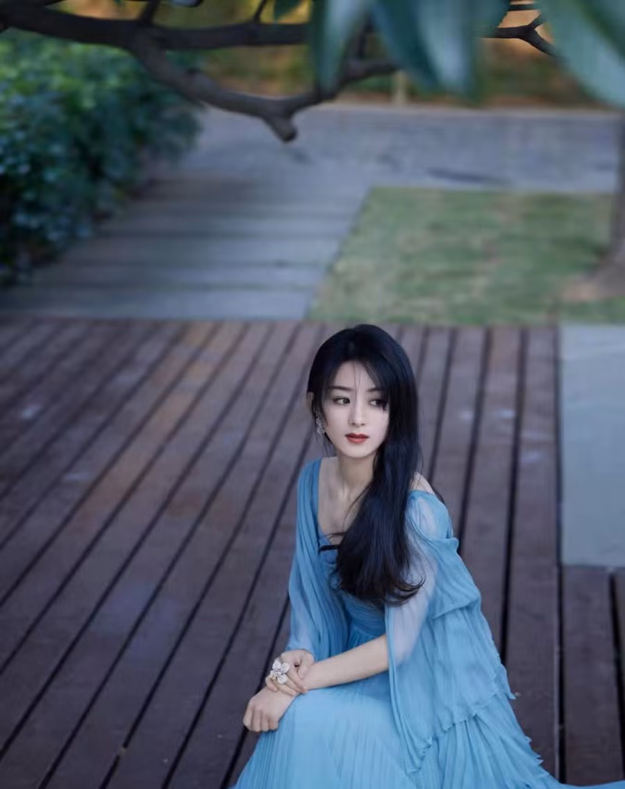 Đầm tiệc màu xanh dương với chất liệu voan mềm mại luôn mang tới cho mỹ nhân Sở Kiều Truyện vẻ đẹp sang trọng, thanh lịch, kiểu đầm này cực thích hợp cho những bữa tiệc tối. Kiểu váy này còn khiến Triệu Lệ Dĩnh ghi điểm level max với người đối diện vì vẻ ngoài quyến rũ, gợi cảm mà vô cùng tinh tế.