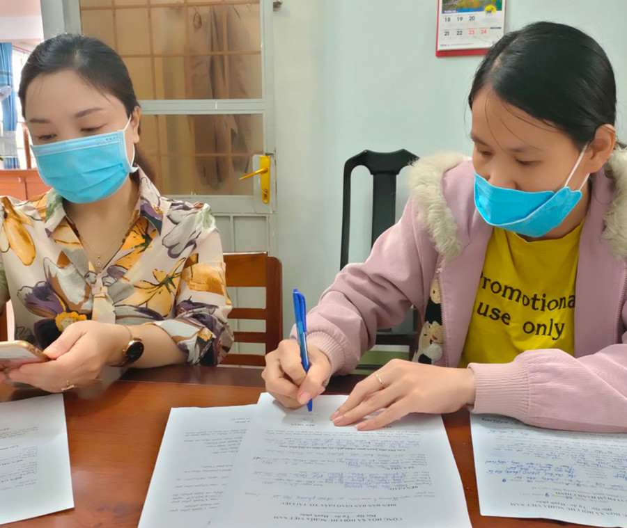 Bà Trần Thị Thu Thủy (bìa phải) khai thông tin vào biên bản xử phạt. Ảnh: Hồng Thương Bà Thủy (bên phải) bị UBND phường Hoa Lư lập biên bản xử phạt. Ảnh: Hồng Thương