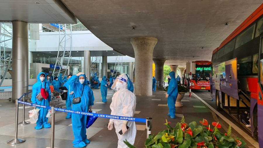 Thai phụ và người nhà chào cảm ơn những người hỗ trợ họ về quê. Ảnh: Lâm Viên