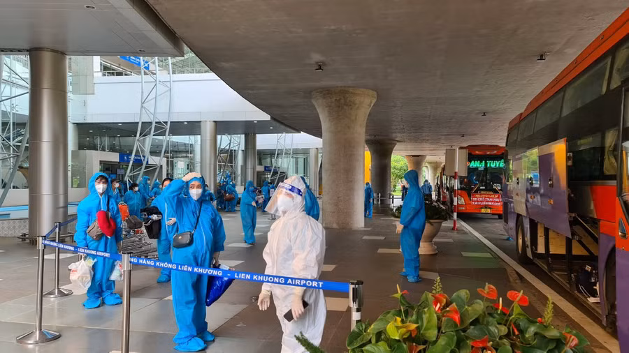 Thai phụ và người nhà chào cảm ơn những người hỗ trợ họ về quê. Ảnh: Lâm Viên