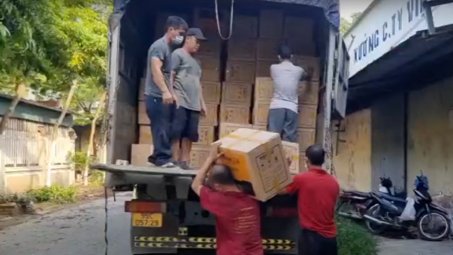 Công an tỉnh Bắc Ninh huy động lực lượng, phương tiện bốc xếp, vận chuyển khoảng 50 tấn hàng giả thu giữ phục vụ điều tra. Ảnh: Xuân Yến