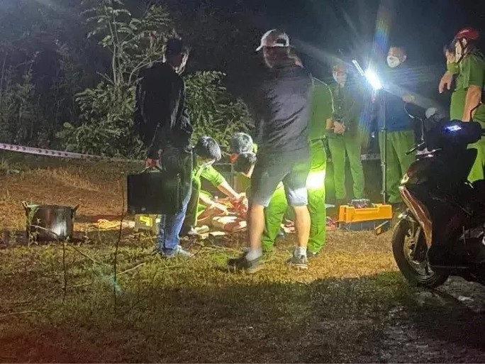 Cơ quan công an điều tra nguyên nhân tử vong của người đàn ông. Ảnh B.N